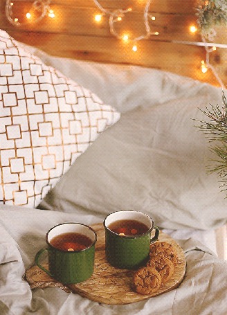 Анимация Огоньки гирлянды отражаются в кружках с чаем