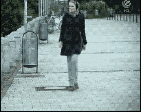 Анимация Заразительная сила искусства, девушка слушая задорную музыку, пытается станцевать на улице с ничего не понимающим мужчиной