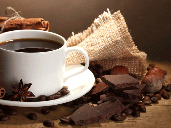 Анимация Чашка с кофе и лежащим рядом шоколадом осыпается звездами, гифка Чашка с кофе и лежащим рядом шоколадом осыпается звездами