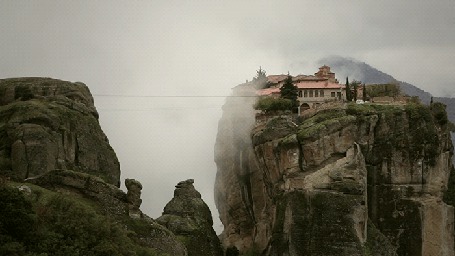 Анимация Туман и облака обволакивают горы