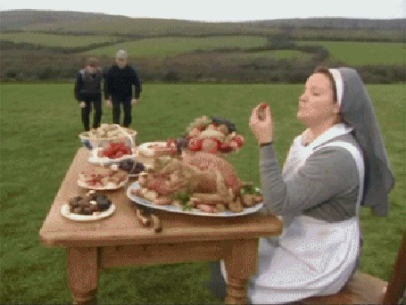 Анимация Женщина охраняет стол, наполненный лакомствами, с пистолетом и открывает стрельбу по приближающимся мужчинам