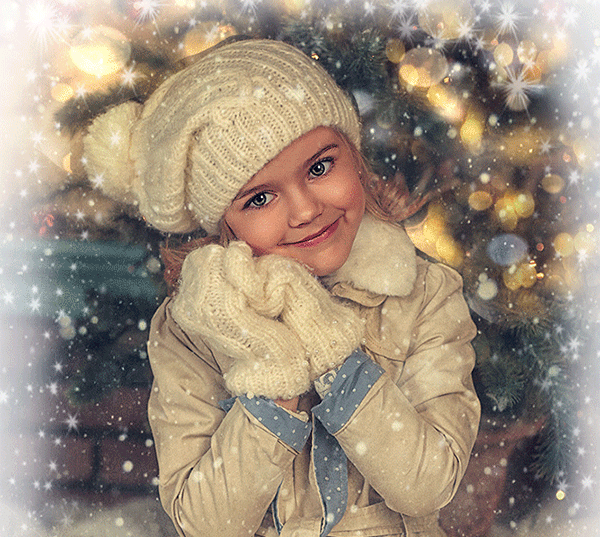 Анимация Девочка в варежках и шапочке под падающим снегом, гифка