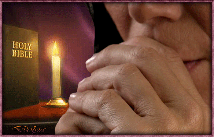 Тихо догорает свеча. Гифка молится. Женщина молится. Свеча перед иконой. Человек молится.