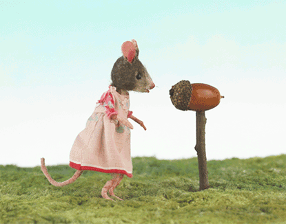 Анимация Мышка в красивом платье на зеленой полянке достает из почтового ящика любовное послание, гифка Мышка в красивом платье на зеленой полянке достает из почтового ящика любовное послание