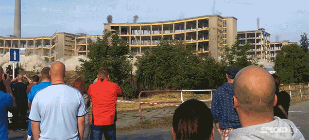 Анимация Люди чудом избегают попадания осколка от разрушенного здания, гифка Люди чудом избегают попадания осколка от разрушенного здания