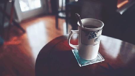 Анимация Ложка размешивает сахар в чашке с чаем