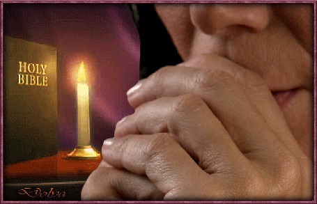 Анимация На столе стоит библия и горит свеча. Женщина молится (Holy Bible / Библия)