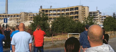 Анимация Люди чудом избегают попадания осколка от разрушенного здания