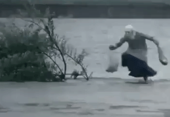 Анимация Бабулька с авоськами бежит по воде, гифка