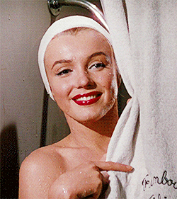 Анимация Marilyn Monroe / Мэрилин Монро выглядывает из-за шторки в ванной, гифка Marilyn Monroe / Мэрилин Монро выглядывает из-за шторки в ванной
