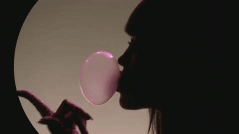 Анимация Девушка выдувает пузырь из жевательной резинки, гифка