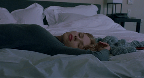 Анимация Полусонная девушка лежит на кровати, кадр из фильма Lost in Translation / Трудности перевода, 2003, гифка Полусонная девушка лежит на кровати, кадр из фильма Lost in Translation / Трудности перевода, 2003