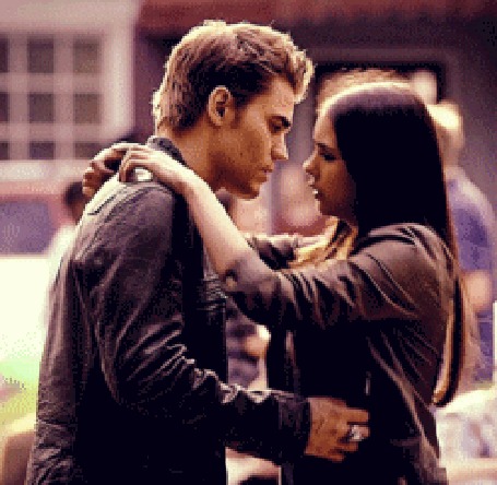 Анимация Пол Уэсли / Pawel Wasilewski в роли Стефана обнимает Нину Добрев / Nina Dobrev в роли Елены (сцена из сериала Дневники вампира / The Vampire Diaries)