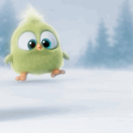 Анимация Пушистый птенец из рождественского ролика Angry Birds бежит по снегу