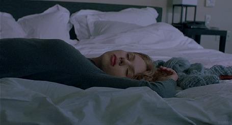 Анимация Полусонная девушка лежит на кровати, кадр из фильма Lost in Translation / Трудности перевода, 2003