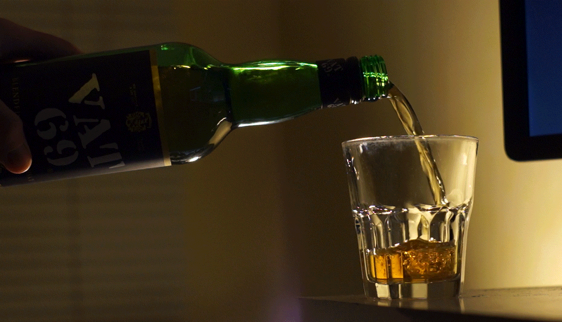 Анимация В стаканчик наливается виски VAT 69, гифка В стаканчик наливается виски VAT 69