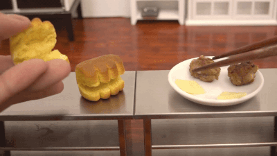 Анимация Человеческие руки делают мини-гамбургеры, гифка Человеческие руки делают мини-гамбургеры