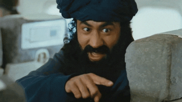 Гиф анимация Актер Kal Penn / Кэл Пенн в образе араба с бородой пугает старушку в самолете, Кадры из фильма Гарольд и Кумар уходят в отрыв / Harold & Kumar Go to