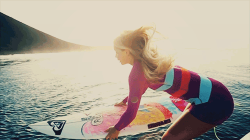 Гиф анимация Девушка прыгает в воду с доской для серфинга