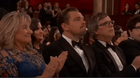 Анимация На церемонии вручении Оскара 2016 Леонардо ди Каприо на балконе сидит медведь и тоже аплодирует вместе с другими зрителями