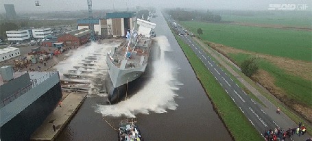 Анимация Корабль спускают на воду, противоположный берег накрывает волной