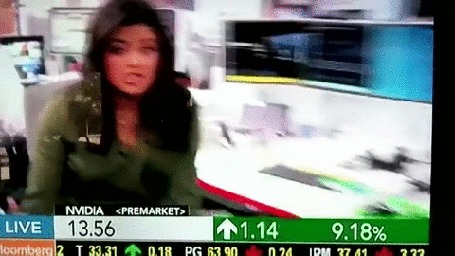Анимация К девушке подходят взять интервью и в этот момент она замечает, что у нее высоко задралась юбка