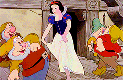 Анимация Белоснежка отплясывает с гномами, мультфильм Белоснежка / Snow White, гифка Белоснежка отплясывает с гномами, мультфильм Белоснежка / Snow White