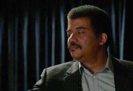 Анимация Научный деятель Америки Neil deGrasse / Неил Деграсс раскачивает маятник в пустой аудитории, сделав так, что он только слегка коснулся кончика его носа (Science / Наука), гифка Научный деятель Америки Neil deGrasse / Неил Деграсс раскачивает маятник в пустой аудитории, сделав так, что он только слегка коснулся кончика его носа (Science / Наука)
