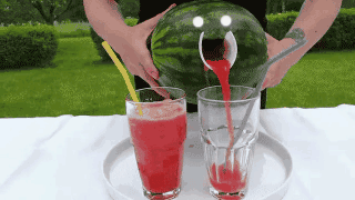 Анимация Мужчина наливает в стаканы арбузный сок, наклоняя арбуз с глазами и воронкой, гифка Мужчина наливает в стаканы арбузный сок, наклоняя арбуз с глазами и воронкой