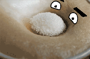 Анимация Сахар тонет в кофейной пене так, будто она его ест, гифка Сахар тонет в кофейной пене так, будто она его ест