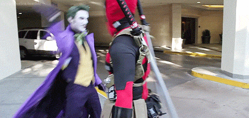 Анимация Дедпул / Deadpoolи Джокер / Joker дают друг другу пять на парковке, гифка Дедпул / Deadpoolи Джокер / Joker дают друг другу пять на парковке