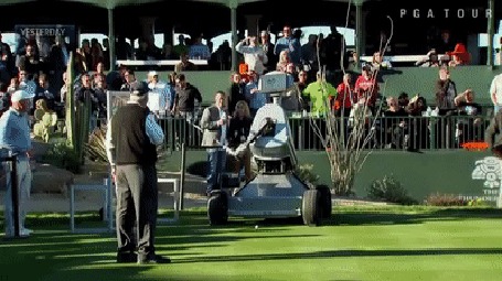 Анимация Робот - игрок в гольф забивает шарик в лунку (Pgatour)