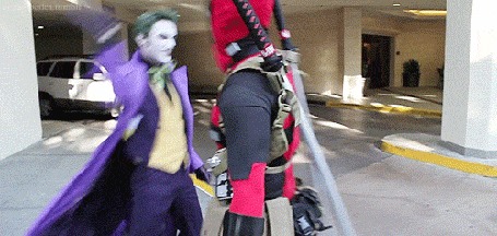 Анимация Дедпул / Deadpoolи Джокер / Joker дают друг другу пять на парковке