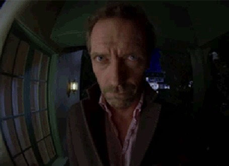 Анимация Грегори Хаус / Gregory House смотрит в глазок, по ту сторону двери, актер Хью Лори / Hugh Laurie