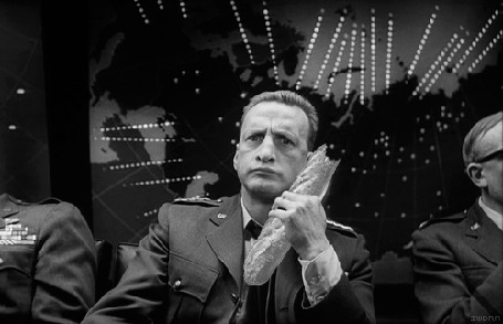 Анимация Кадры из кинофильма Доктор Стрейнджлав, или Как я перестал бояться и полюбил бомбу / Dr. Strangelove or: How I Learned to Stop Worrying and Love the Bomb, актер Питер Селлерс / Peter Sellers жует батон