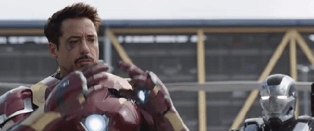 Анимация Человек паук / Spider-Man выхватывает щит у Капитана Америка / Captain America, в то время как тот говорит с Железным Человеком / Iron Man, кадры из фильма Первый мститель 3: Противостояние / Captain America: Civil War