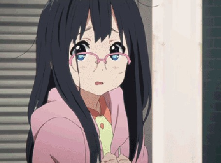 Анимация Смущенная Тамако Киташиракава / Tamako Kitashirakawa из аниме Магазинчик Тамако / Tamako Market в очках что-то говорит