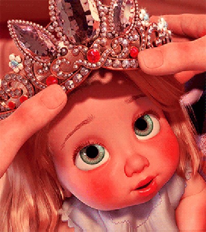 Анимация Девочке - кукле надевают на голову корону