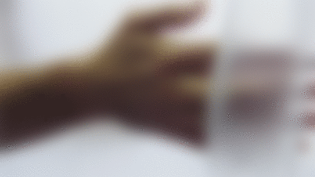 Анимация Парень прикасается к девушке, стоящей за гардиной