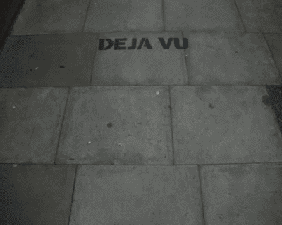 Анимация Повторяющаяся надпись Deja Vu / Дежа Вю на серых кирпичах, гифка Повторяющаяся надпись Deja Vu / Дежа Вю на серых кирпичах