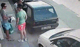 Анимация Водитель машины просто и эффективно вышел из тупиковой ситуации, когда твой автомобиль заперт между двумя плотно припарковавшимися машинами, гифка Водитель машины просто и эффективно вышел из тупиковой ситуации, когда твой автомобиль заперт между двумя плотно припарковавшимися машинами