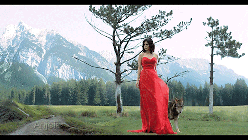 Анимация Девушка в красном платье и волк рядом с ней, гифка Девушка в красном платье и волк рядом с ней
