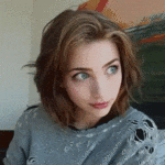 Анимация Emily Rudd / Эмили Радд корчит рожицу и улыбается, гифка Emily Rudd / Эмили Радд корчит рожицу и улыбается