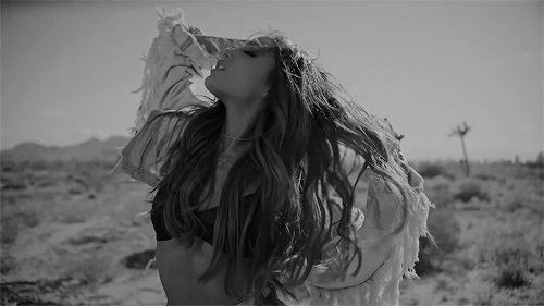 Анимация Девушка с развевающимися волосами, Ariana Grande / Ариана Гранде в клипе Into You / Ты мне так нравишься, гифка Девушка с развевающимися волосами, Ariana Grande / Ариана Гранде в клипе Into You / Ты мне так нравишься
