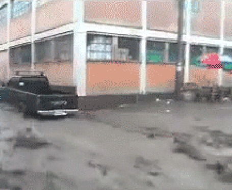Анимация Машина в результате наводнения целиком погружается в воду