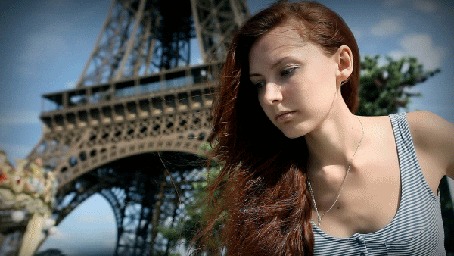 Анимация Рыжая девушка на фоне Эйфелевой башни / tour Eiffel в Париже / Paris