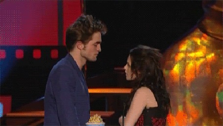 Анимация Роберт Паттинсон / Robert Pattinson и Кристен Стюарт / Kristen Stewart обнимаются
