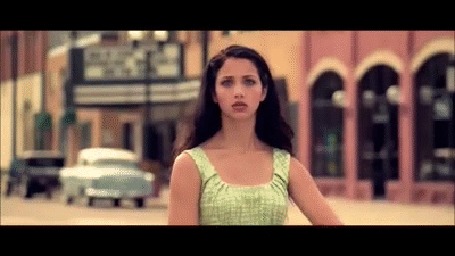 Анимация Emily Rudd / ЭмилиРадд - киноактриса, модель идет по городу