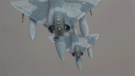 Анимация Военные самолеты делают вираж в небе