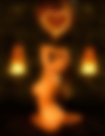 Анимация Обнаженная девушка с длинными волосами сидит на полу, рядом с зажженными факелами на фоне горящего сердечка, by Diza, гифка Обнаженная девушка с длинными волосами сидит на полу, рядом с зажженными факелами на фоне горящего сердечка, by Diza